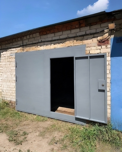 Металлические ворота в гараже