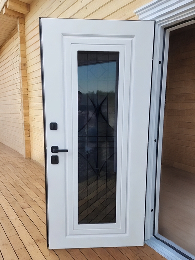 Белая дверь с остеклением Белая дверь с остеклением