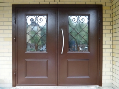 Двустворчатая дверь с окнами