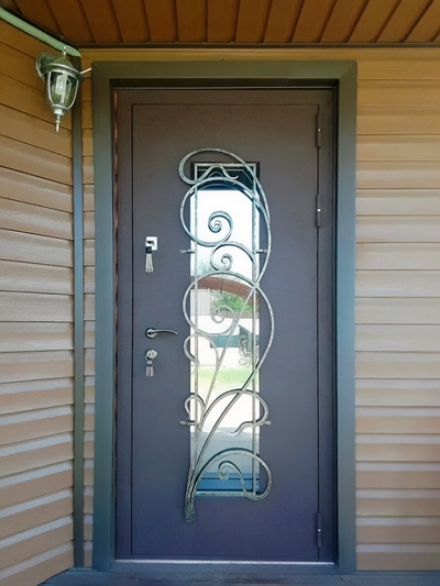 С кованой решеткой