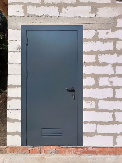 Дверь с вентрешеткой