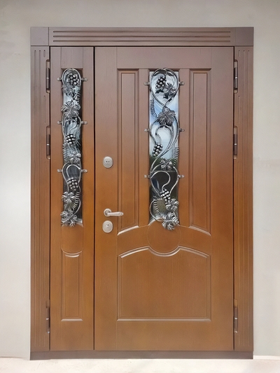 Дверь с ковкой виноград