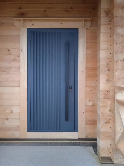 Дверь с бугельной ручкой