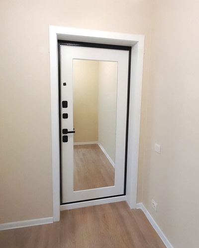 Квартирная дверь с МДФ и зеркалом