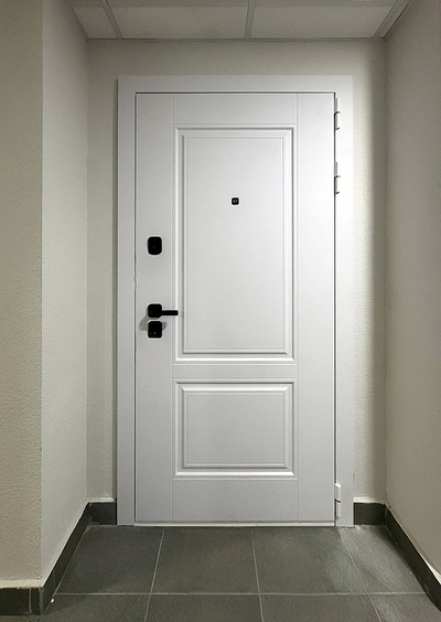 Белая входная дверь