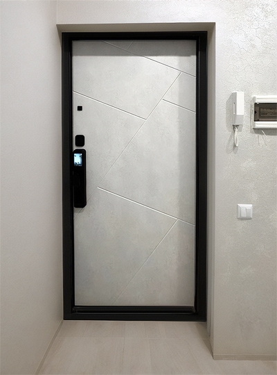 Дверь с электронным замком