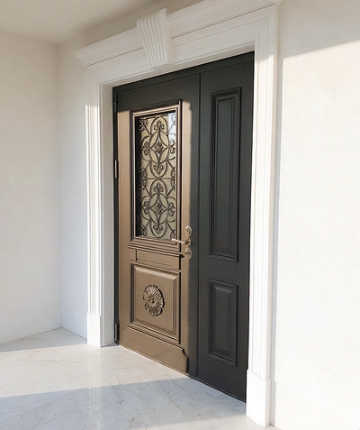 Уличная дверь с ковкой