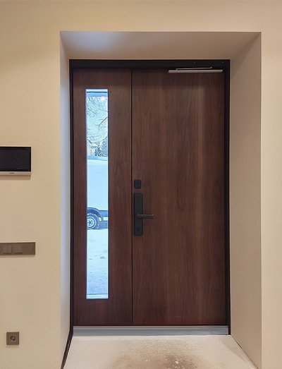 Уличная дверь с биометрическим замком