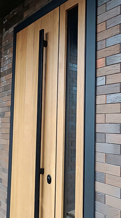 Дверь с бугельной ручкой