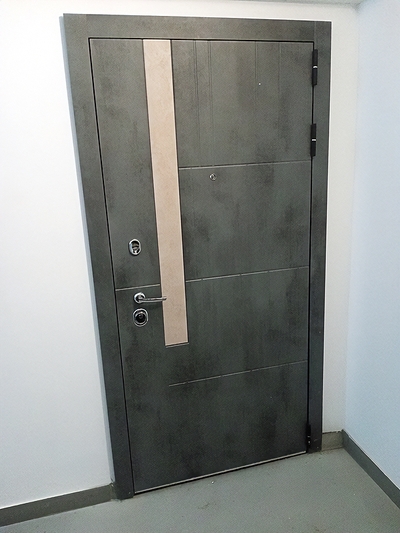 Дверь с серыми панелями МДФ