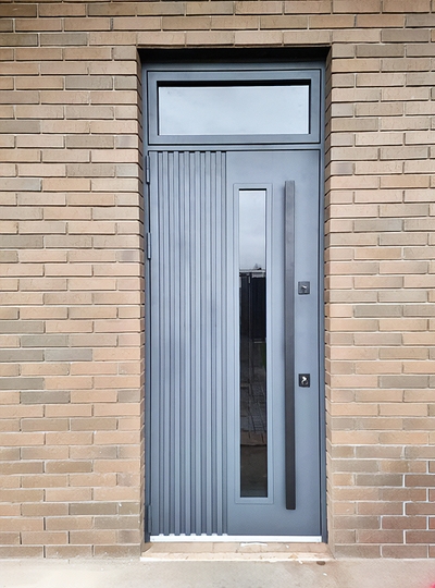Дверь с остекленной фрамугой