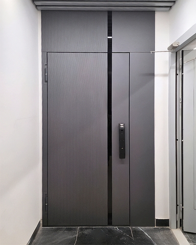 Нестандартная дверь серого цвета