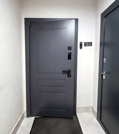 Серая квартирная дверь