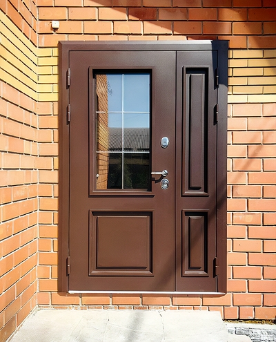 Уличная дверь с остеклением