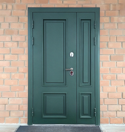 Зеленая дверь с металлофиленкой