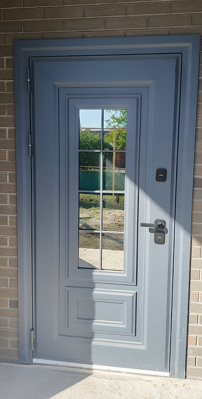 Утепленная входная дверь с окном