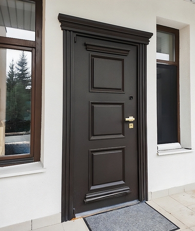 Дверь с металлическим багетом