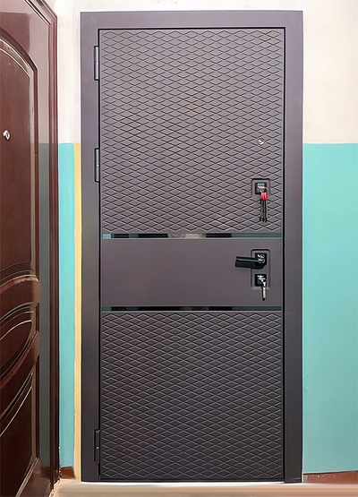 Серая квартирная дверь