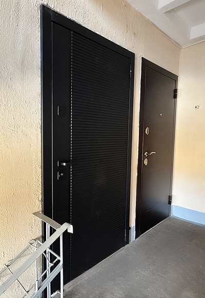 Квартирные двери на площадке