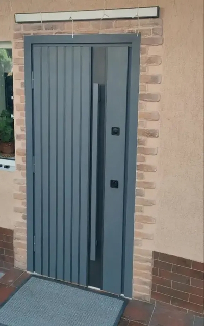 Дверь с бугельными ручками Дверь с бугельными ручками