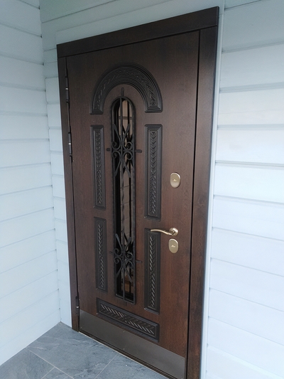 Дверь с ковкой и стеклом