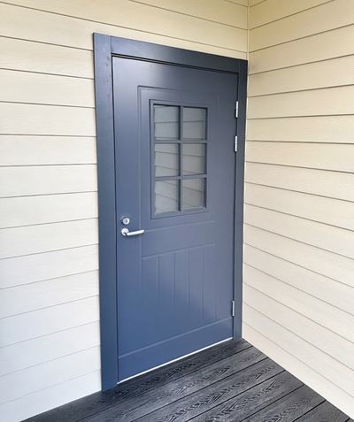 Уличная дверь с окном