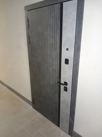 Серая квартирная дверь