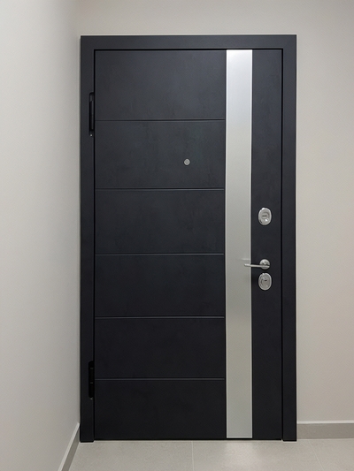 Черная дверь со вставкой
