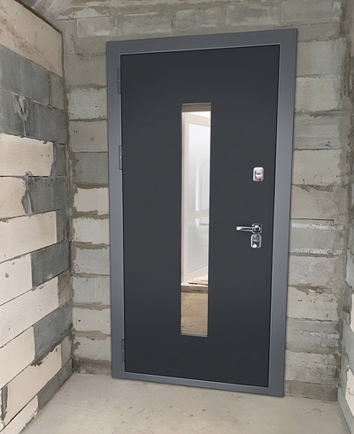 Дверь с узким стеклом