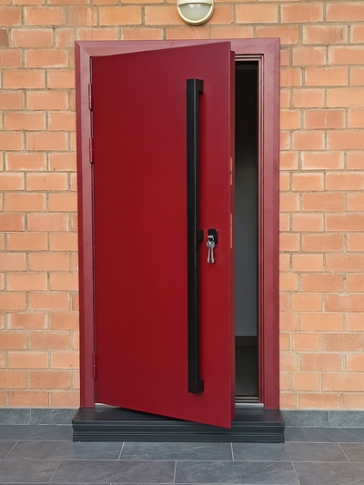 Красная дверь с бугельной ручкой Красная дверь с бугельной ручкой