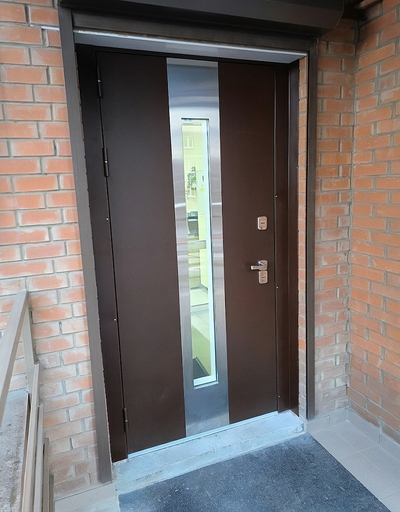 Коричневая дверь с узким стеклом Коричневая дверь с узким стеклом