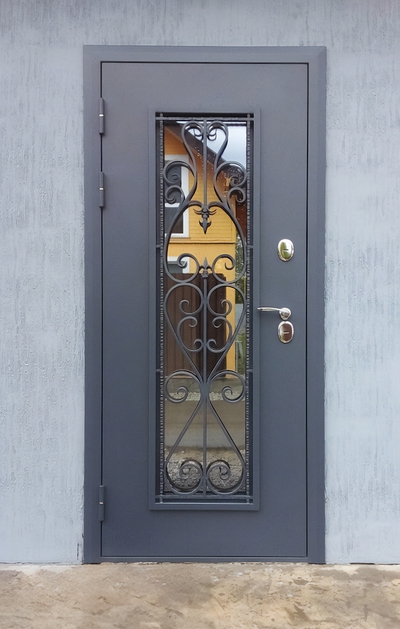 Дверь с решеткой и стеклом Дверь с решеткой и стеклом