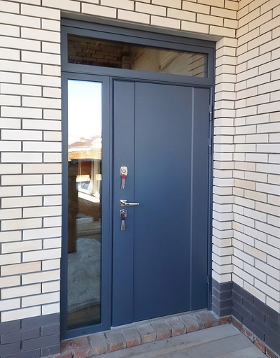 Дверь с остекленными вставками