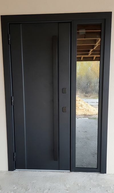 Дверь с остеклением сбоку Дверь с остеклением сбоку