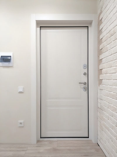 Белая квартирная дверь