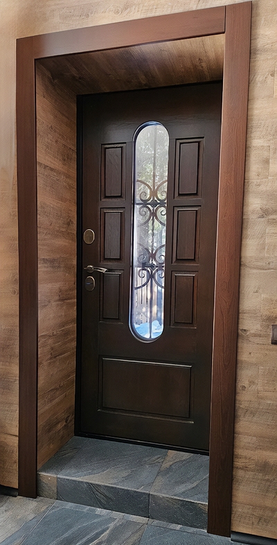 Дверь с ковкой и стеклом