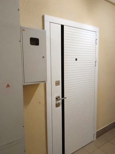 Белая дверь с черной полоской