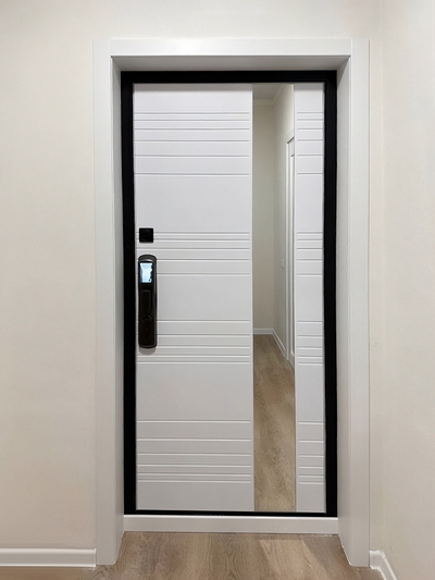 Дверь с зеркалом и электронным замком Дверь с зеркалом и электронным замком