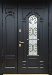 Полуторапольная стальная термодверь с отделкой черными панелями МДФ, со стеклом и ковкой с монограммой