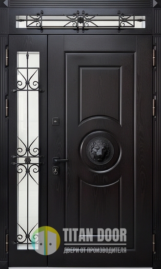 Уличная полуторастворчатая термодверь с остекленной фрамугой, ковкой, декором «львиная голова» и черными плитами МДФ