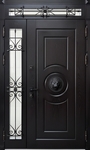 Уличная полуторастворчатая термодверь с остекленной фрамугой, ковкой, декором «львиная голова» и черными плитами МДФ