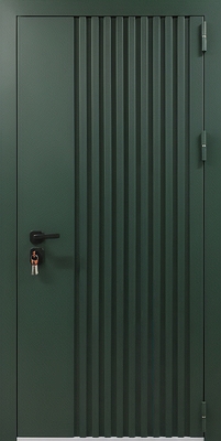Входная дверь для квартиры с металлорейками и зеленой полимерной покраской