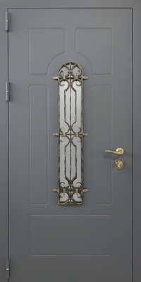 Входная уличная термодверь с рисунком на металле, ковкой, стеклом и серым полимерным напылением
