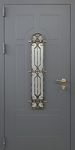 Входная уличная термодверь с рисунком на металле, ковкой, стеклом и серым полимерным напылением