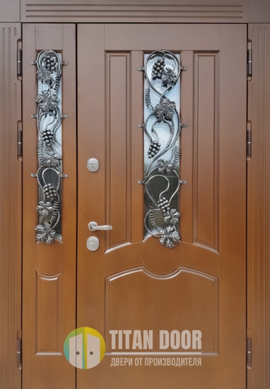 Стальная полуторапольная термодверь с двумя стеклами, ковкой «виноград» и фрезерованными панелями МДФ