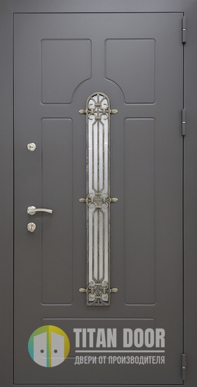 Входная уличная термодверь с узким стеклом, накладной ковкой (порошковое напыление с выдавленным рисунком на металле)