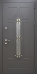 Входная уличная термодверь с узким стеклом, накладной ковкой (порошковое напыление с выдавленным рисунком на металле)