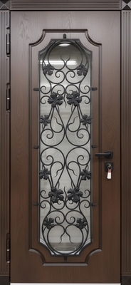 Входная утепленная термодверь с большим стеклом, ковкой и отделкой коричневым МДФ Входная утепленная термодверь с большим стеклом, ковкой и отделкой коричневым МДФ