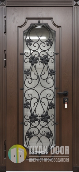 Входная утепленная термодверь с большим стеклом, ковкой и отделкой коричневым МДФ Входная утепленная термодверь с большим стеклом, ковкой и отделкой коричневым МДФ