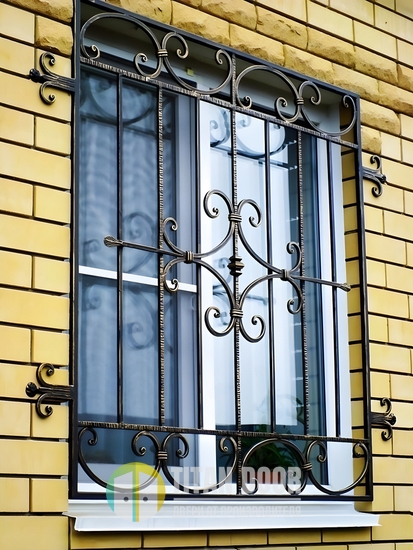 Оконная кованая решетка с завитками и эффектом патины Оконная кованая решетка с завитками и эффектом патины